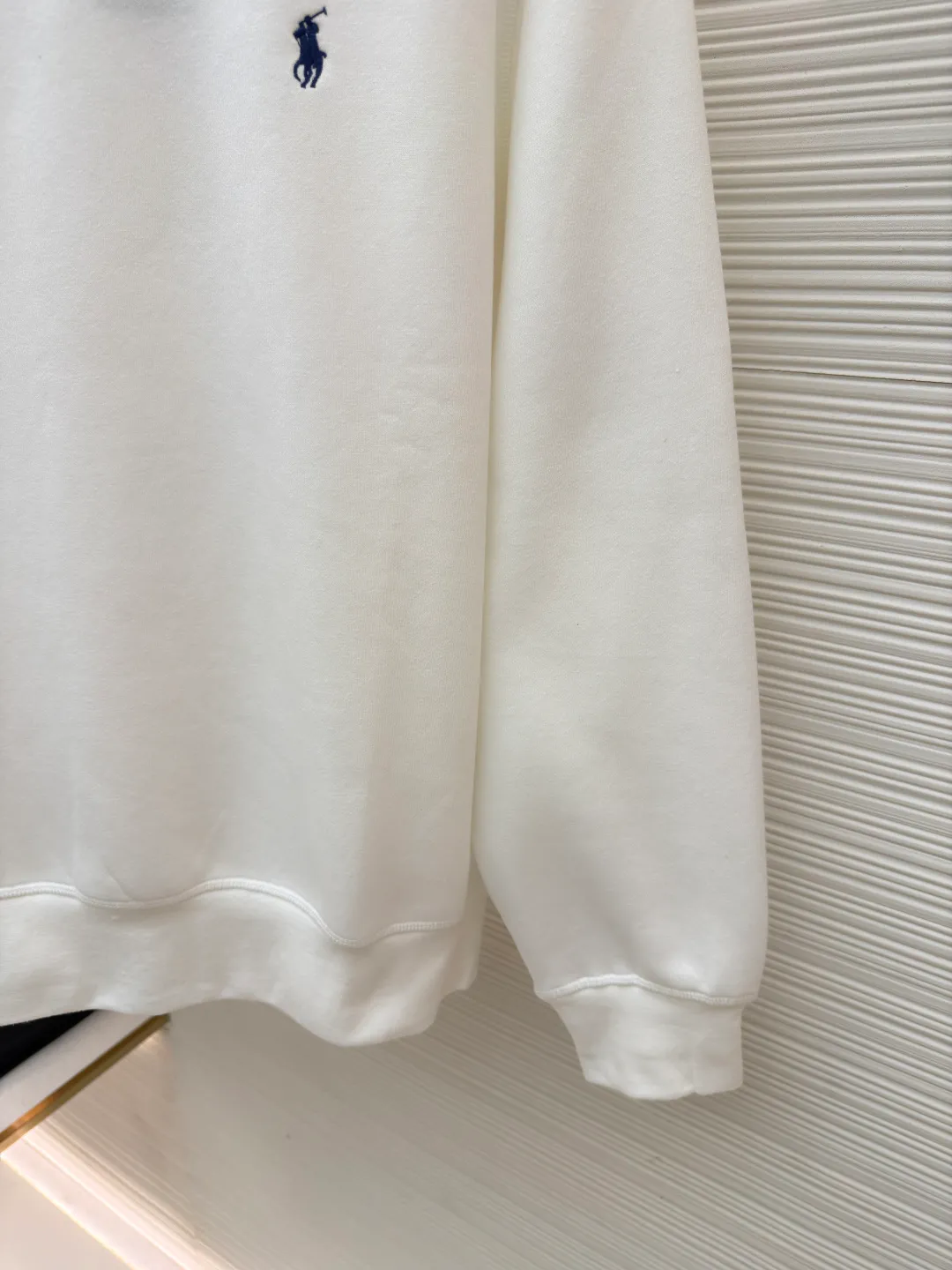 P290 Ralph Lauren logo embroidered sweatshirt ●Original version: Purchased and developed at 1690 ●Item number: 1681543-A15 ●Fabric: Cloud-like honey cotton fleece sweatshirt fabric ●Technology: Made by Hasuo ●Color: white ●Version: Fitted version ●Weight: about 420 grams ●Size: S-M-L-XL ●Description: Customized cloud-like honey cotton fleece sweatshirt material, delicate touch, comfortable and close to the skin It is based on fog gray and comes with a layer of soft light filter. It is embellished with exquisite indigo pony logo. It is highly recognizable. It has a breath of freedom and vitality. A symphony of pure and smart colors. It outlines a high-end outline with extreme simplicity and becomes the smart focus of vision. It shows taste in silence and adopts imported machine embroidery technology. It uses advanced computer control system and precise mechanical components to realize the iconic pony embroidery operation. High precision. The lines are smooth and delicate, using Hasuo technology. It is sewn using a specific machine. The fastness of the Haha thread is high. It adds visual effects. It is time-consuming and labor-intensive. The fabrics have been washed. It has a better hand feel and texture. It is not easy to deform, shrink or fade. It maintains long-term beauty. The overall wiring is straight and delicate, the fabric is comfortable and soft, and the color is consistent without color difference. It can be matched with the same style to create a fashionable look and control various occasions. Customized accessories, complete with three standards, same style for men and women!